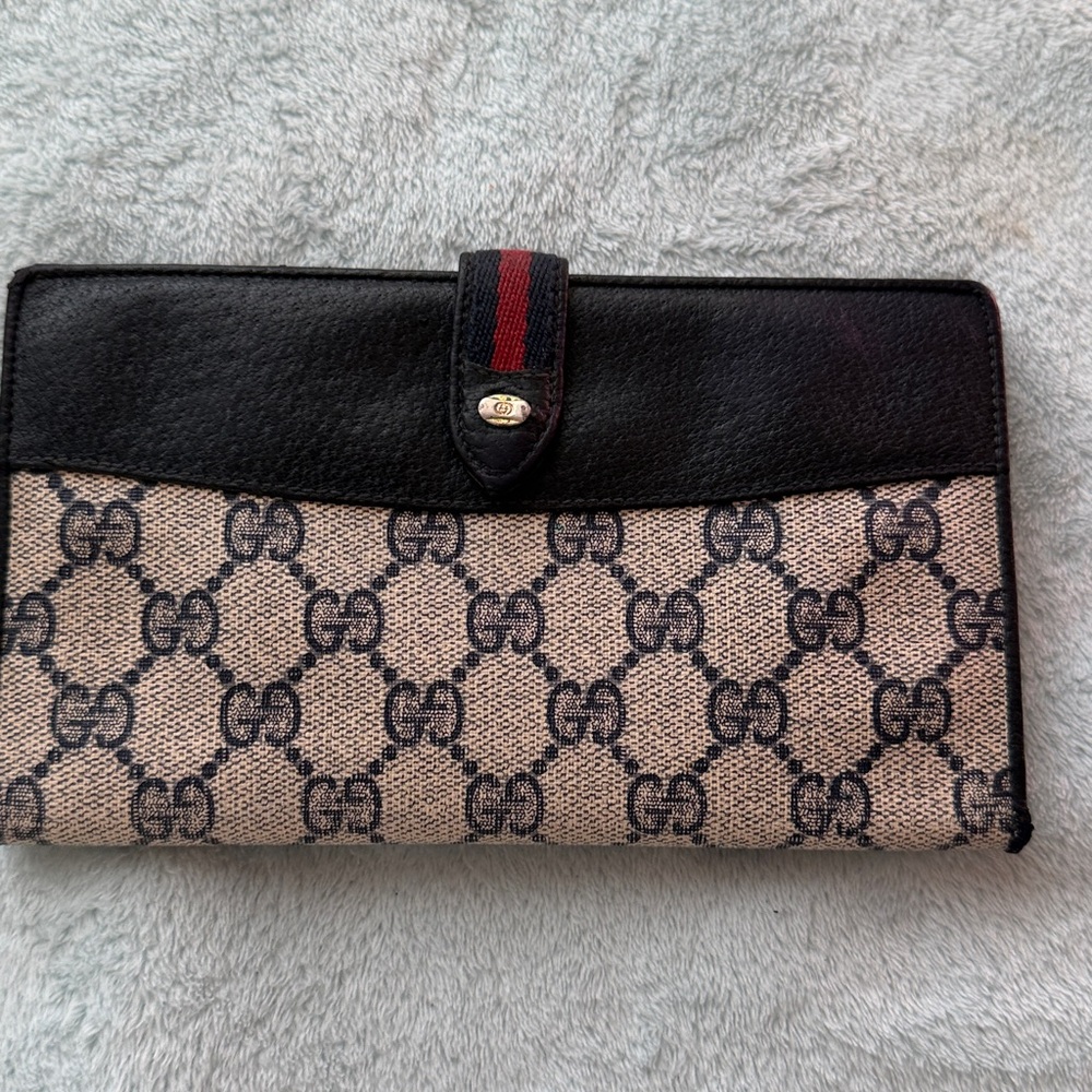 Gucci Black and Cream Monogram Clutch - Picture 4 of 16